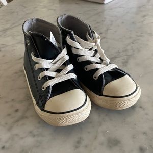 Iike new !! Black leather converse chucks size 10 wore twice 😭